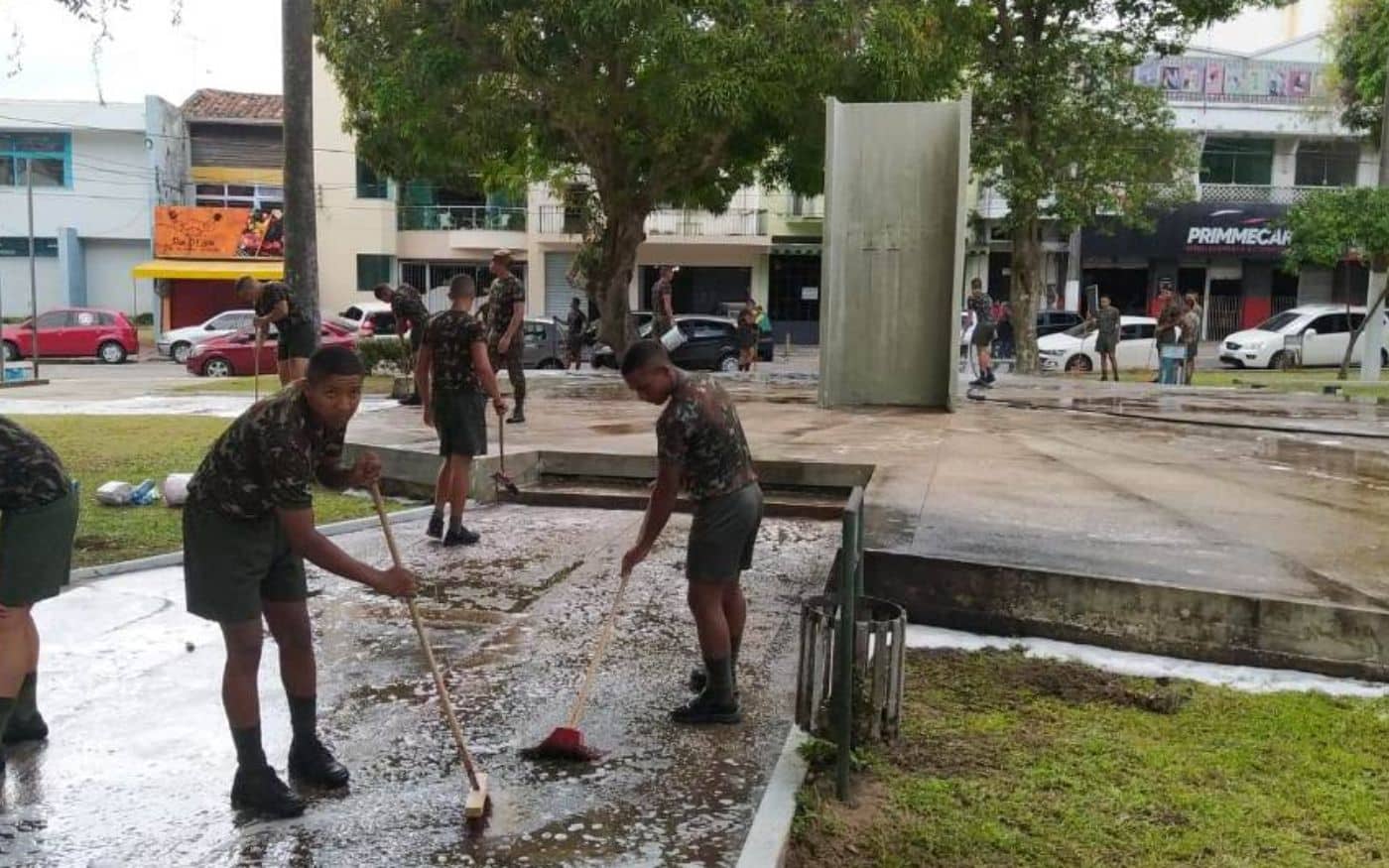 Após chacotas sobre pintar meio-fio, militares do Exército assumem de fato manutenção de praça municipal em Belém do Pará