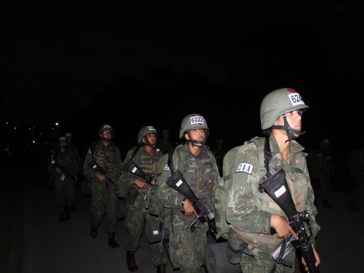 Marinha do Brasil testa os limites de 701 Aprendizes-Fuzileiros Navais: curso de formação noturno no CIAMPA atinge o ápice e leva resistência e disciplina ao extremo