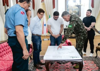 Militares e políticos em assinatura de convênio Adote Uma Praça, em 15 de maio de 2025