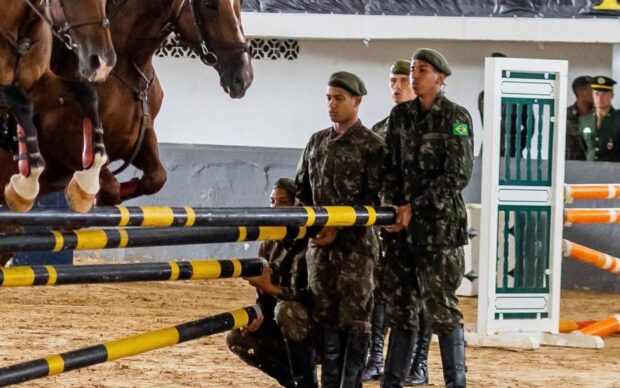 Imagem da Escola de Equitação do Exército Brasileiro - soldados como pilastras humanas segurando barras