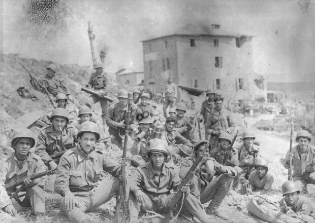 Soldados brasileiros da FEB comemoram a independência do Brasil na Itália no dia 7 de setembro, durante a II Guerra Mundial. 1944.