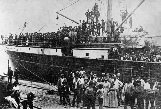 Navio à vapor com imigrantes da Itália no porto de Santos, em 1907.