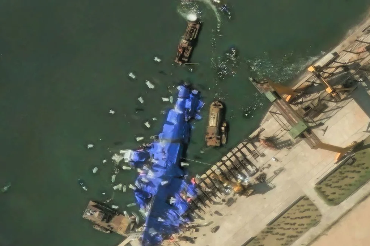 Maior navio de guerra da Coreia do Norte afunda diante de Kim Jong-un. Resgate com balões e improvisos escancara limitações da marinha norte-coreana