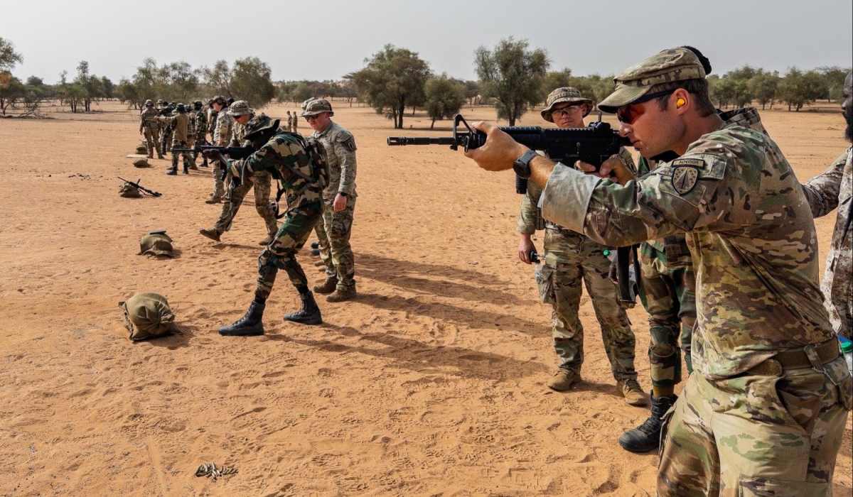 Exército dos EUA começa a adotar teste físico único para soldados homens e mulheres da ativa e demitirá reprovados: “Precisamos de mães, mas não nas Forças Armadas”