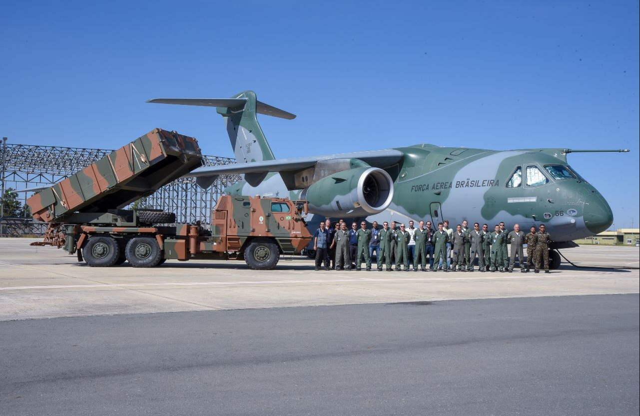 FAB testa limites do KC-390 ao transportar o temido ASTROS II da Avibras em megaoperação de mobilidade militar nacional