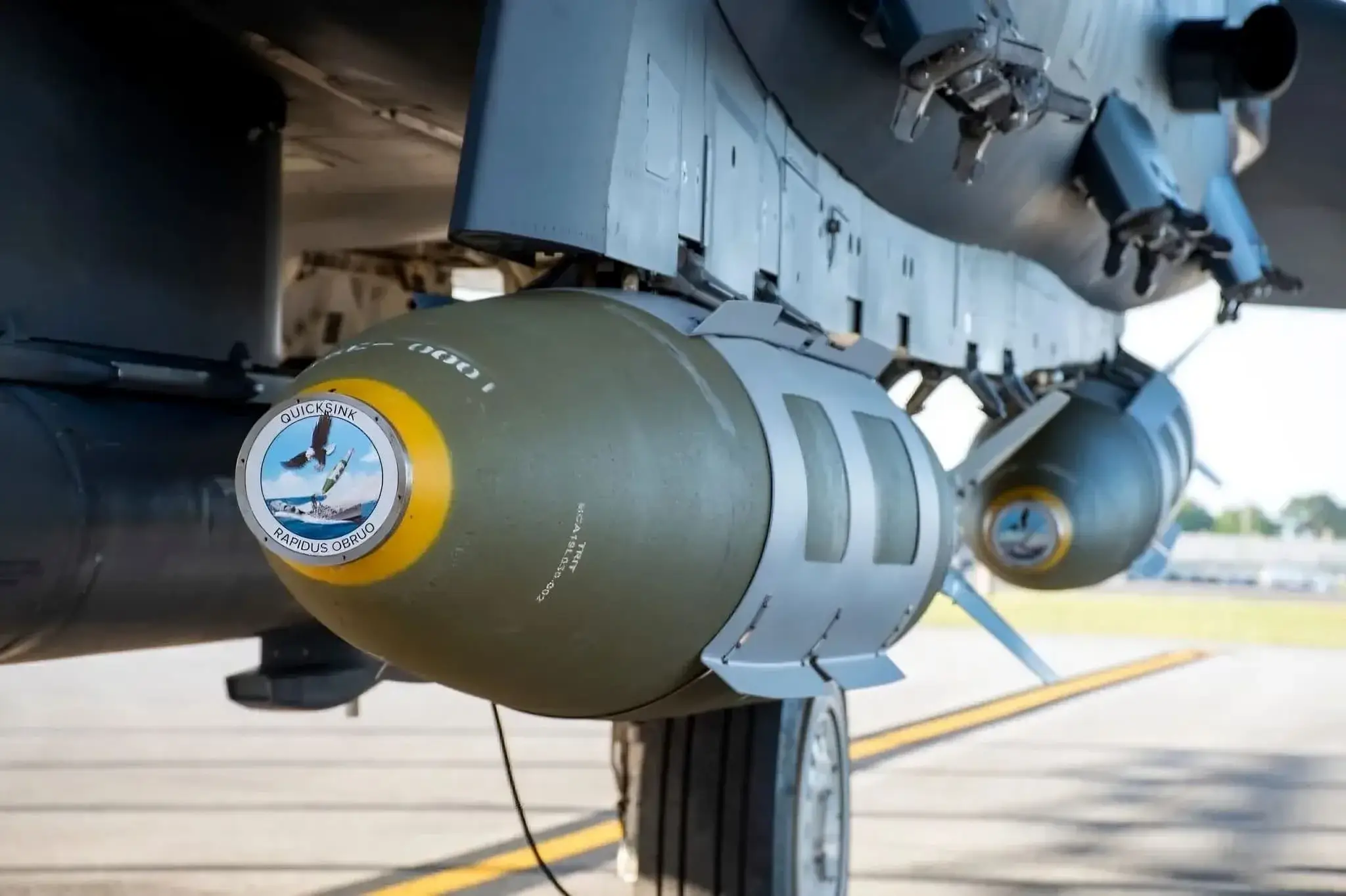 Bomba secreta da força aérea dos EUA é revelada: mais leve, mortal e incrivelmente barata, a nova QUICKSINK promete aniquilar frotas inteiras por menos de US$ 200 mil