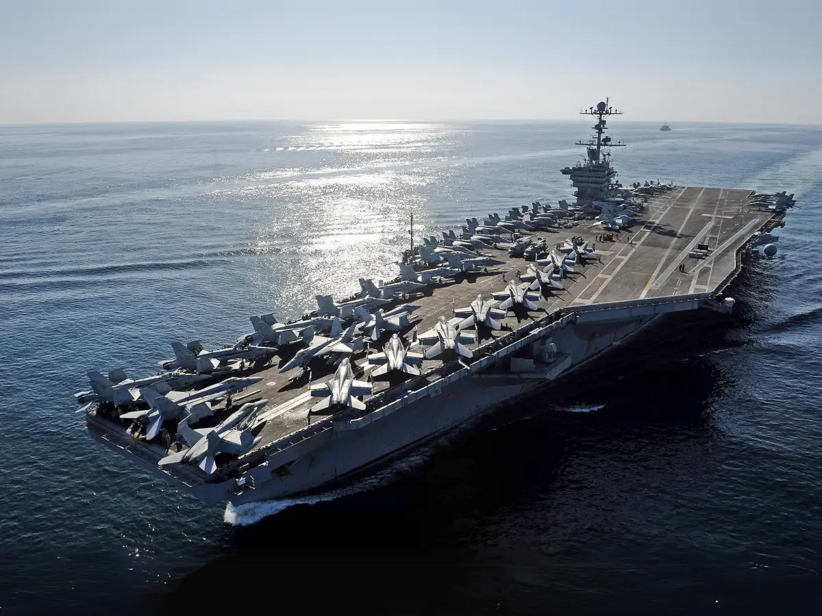 USS Gerald R. Ford, o maior porta-aviões do mundo carrega um dos arsenais mais podersos marinha, entre eles mísseis Tomahawk e railgun, arma que dispara projéteis a velocidades Mach 7