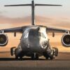 Desenvolvido como opção ao veterano C-130 Hercules, KC-390 da Embraer aproveita lacuna deixada por frotas envelhecidas e ganha mercados antes dominados pelos Estados Unidos no segmento militar
