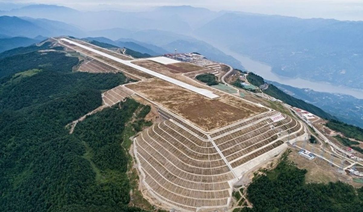 China corta o topo de montanha a 1.700 metros de altitude e constrói aeroporto com pista de 2,6 km em uma das obras mais impressionantes do planeta