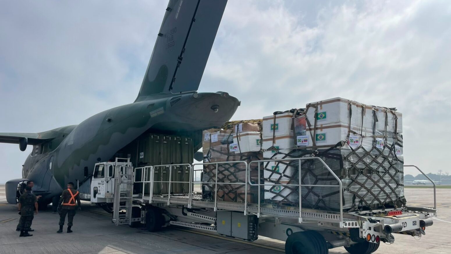 Após ajudar Brasil na pandemia, Venezuela recebe hospital da Marinha levado pelo KC-390 da FAB e operado por 100 militares