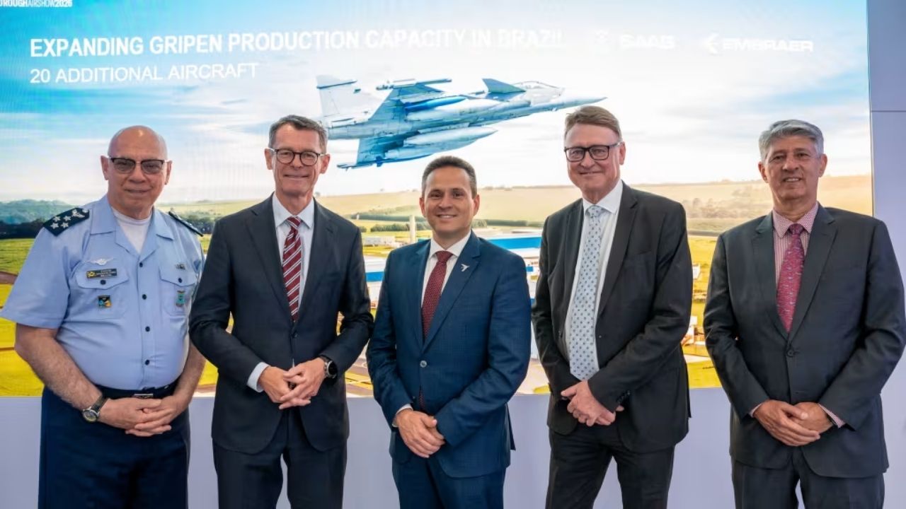 A Embraer e a Saab assinaram o acordo que abre caminho para montar mais 20 caças Gripen em Gavião Peixoto, e essas aeronaves não vão para a Força Aérea Brasileira, vão atender à demanda mundial pelo caça sueco