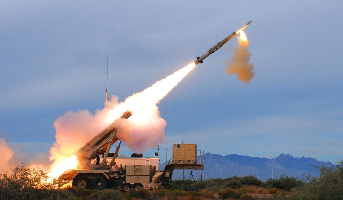 Com estoques pressionados pelas guerras na Ucrânia e no Oriente Médio, Pentágono fecha acordo de quase US$ 60 bilhões para fabricar milhares de interceptadores Patriot capazes de perseguir ameaças em alta velocidade e destruí-las com uma colisão direta no céu
