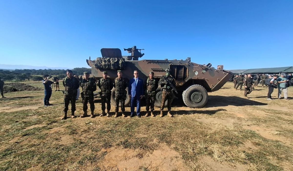 Em meio ao temor de interferência do crime organizado nas eleições, presidente do TRE-RJ acompanha demonstração de força do Exército com 4,5 mil militares, blindados e defesa antidrone