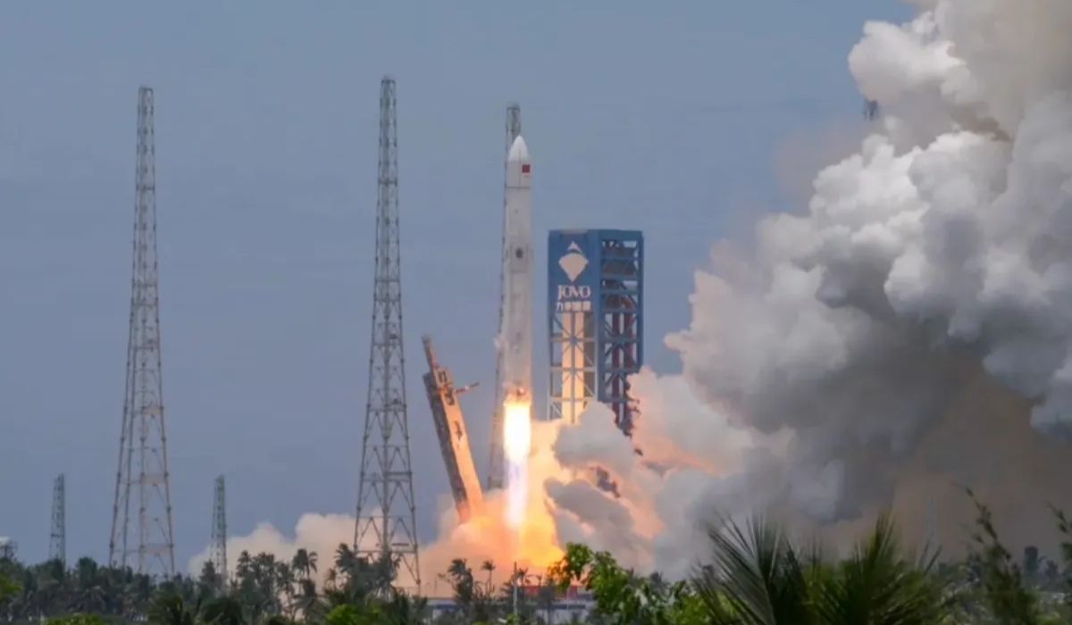 China “pesca” um foguete de 63 metros com uma rede no mar e se torna apenas a 2ª potência do mundo a recuperar um propulsor orbital