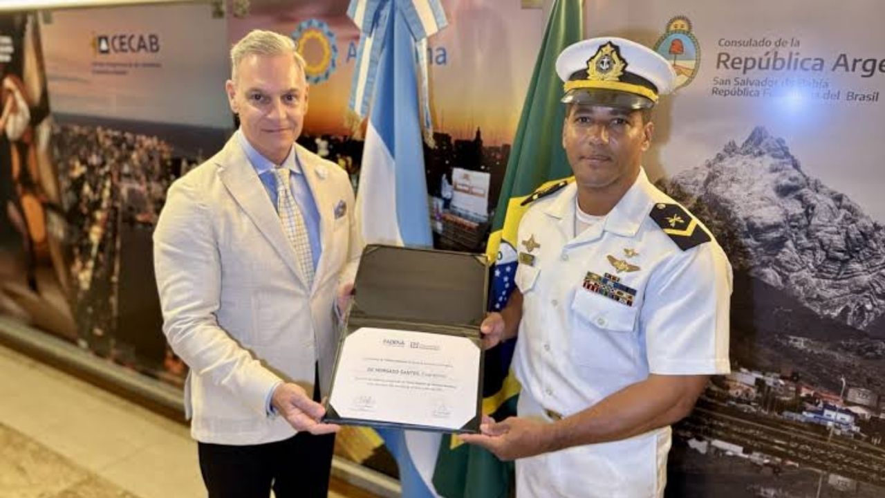 Um suboficial da Marinha nascido em Alagoinhas se tornou o primeiro praça das Forças Armadas brasileiras a concluir, na Argentina, o curso de altos estudos em Defesa Nacional reservado a oficiais superiores, num feito inédito de mérito
