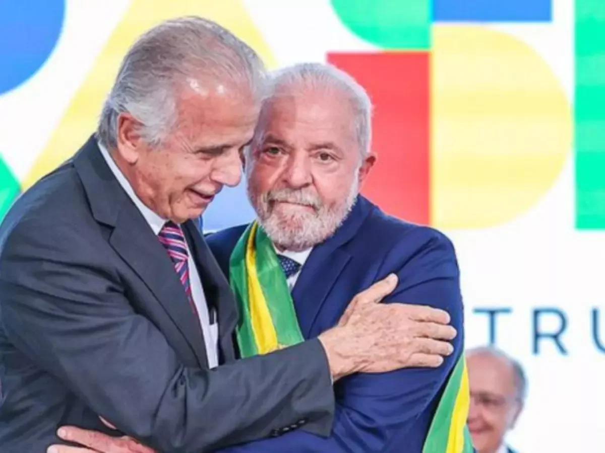Enquanto Lula afirma que não deixará ninguém “meter o nariz” no Brasil, professor lança duro alerta, diz que o país está “completamente indefeso”, cobra reforma das Forças Armadas e aponta contradição entre soberania e bloqueios bilionários na Defesa