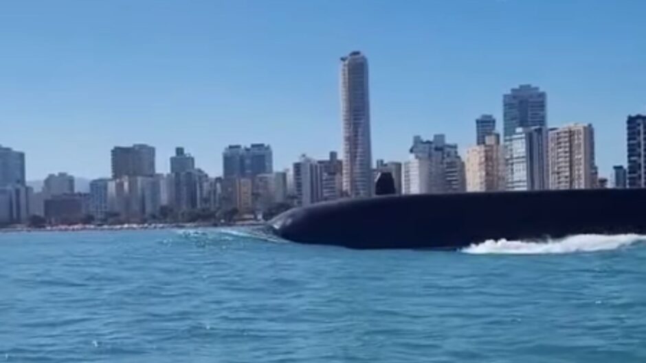 O submarino Tikuna (S-34) cruzou o canal do Porto de Santos durante a Operação Aderex 2026, principal exercício da Esquadra da Marinha do Brasil voltado ao treinamento conjunto de submarinos, navios, aeronaves e Fuzileiros Navais. Reprodução instagram/@brasil_surfski