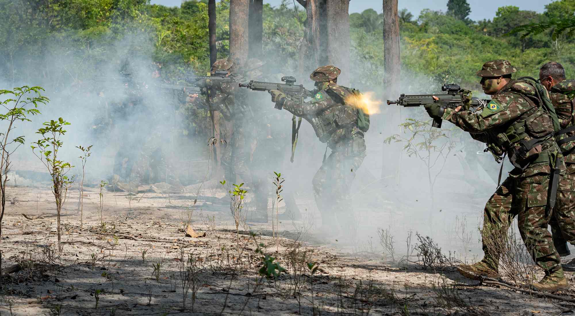 Defesa proíbe envio de dados estratégicos à IA nas escolas militares e prevê punições para evitar vazamentos