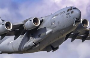 Avião militar dos EUA faz visita rara e incomum a Moscou para missão não comunicada de inteligência e o Kremlin descreve “crise profunda” entre os dois países