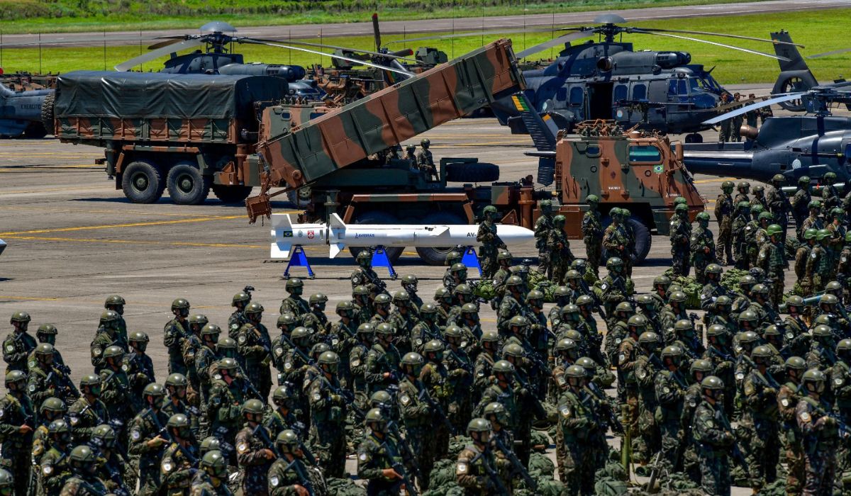 Brasil deixa Canadá e México para trás, vira 2ª maior potência militar das Américas e entra no top 11 mundial com 376 mil militares, 6 submarinos, 294 tanques e caças Gripen