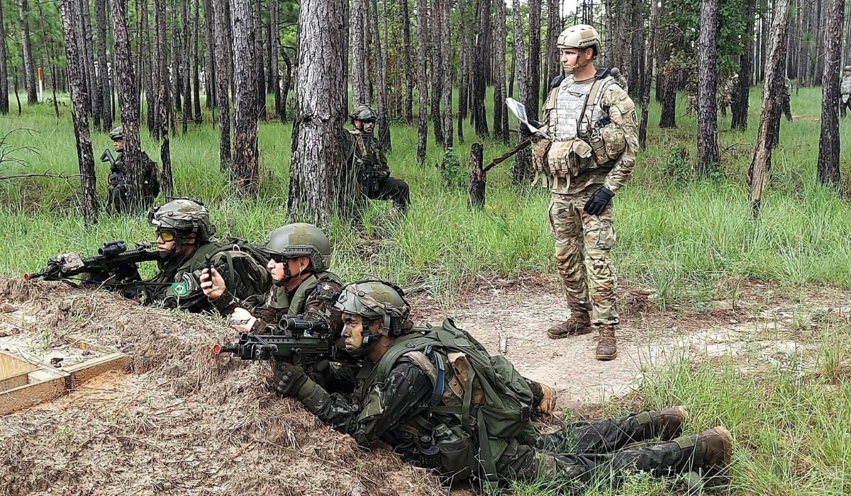Em meio à crise entre Lula e Trump, Exército mantém ponte militar com Washington e envia 59 brasileiros para 40 cursos com treinamentos de sniper, Forças Especiais, explosivos, inteligência e guerra cibernética