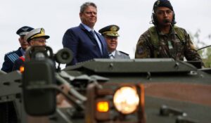 “As Forças Armadas estão morrendo e definhando”: Tarcísio ataca Lula, liga fragilidade nas fronteiras à entrada de drogas e armas no Brasil e critica bloqueio de R$ 4,36 bilhões na Defesa