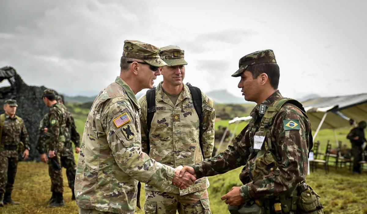 Lula e Trump vivem crise, mas militares de Brasil e EUA seguem em outra direção: reuniões continuam, Tomás Paiva é bem recebido em Washington e general americano vem ao país