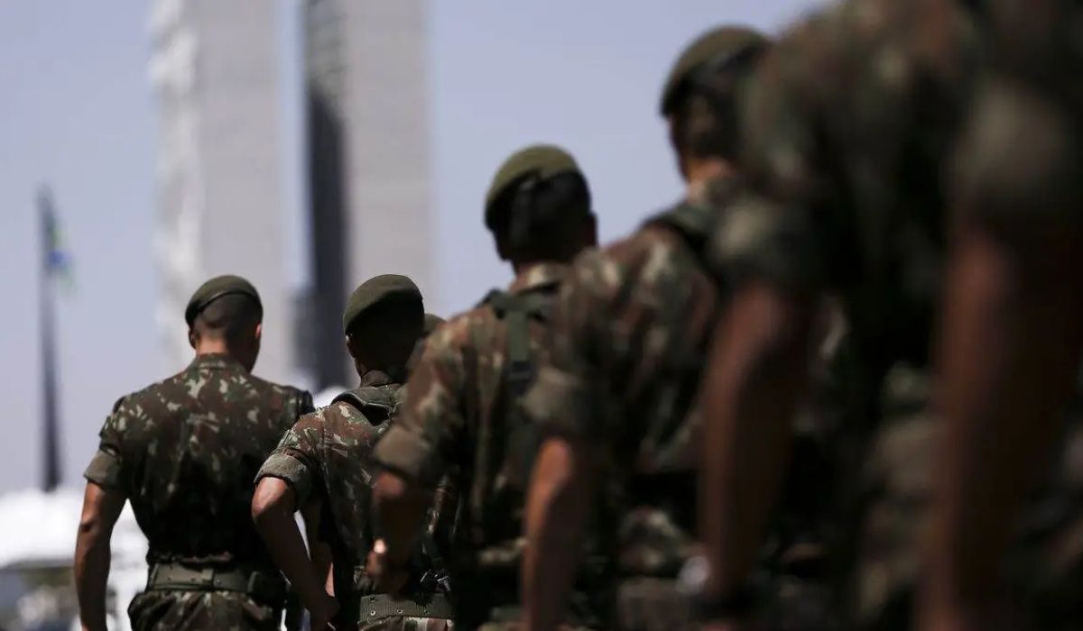 De 61 para apenas 17: militares se afastam da política, mas PEC criada para separar quartéis das eleições segue travada desde 2024