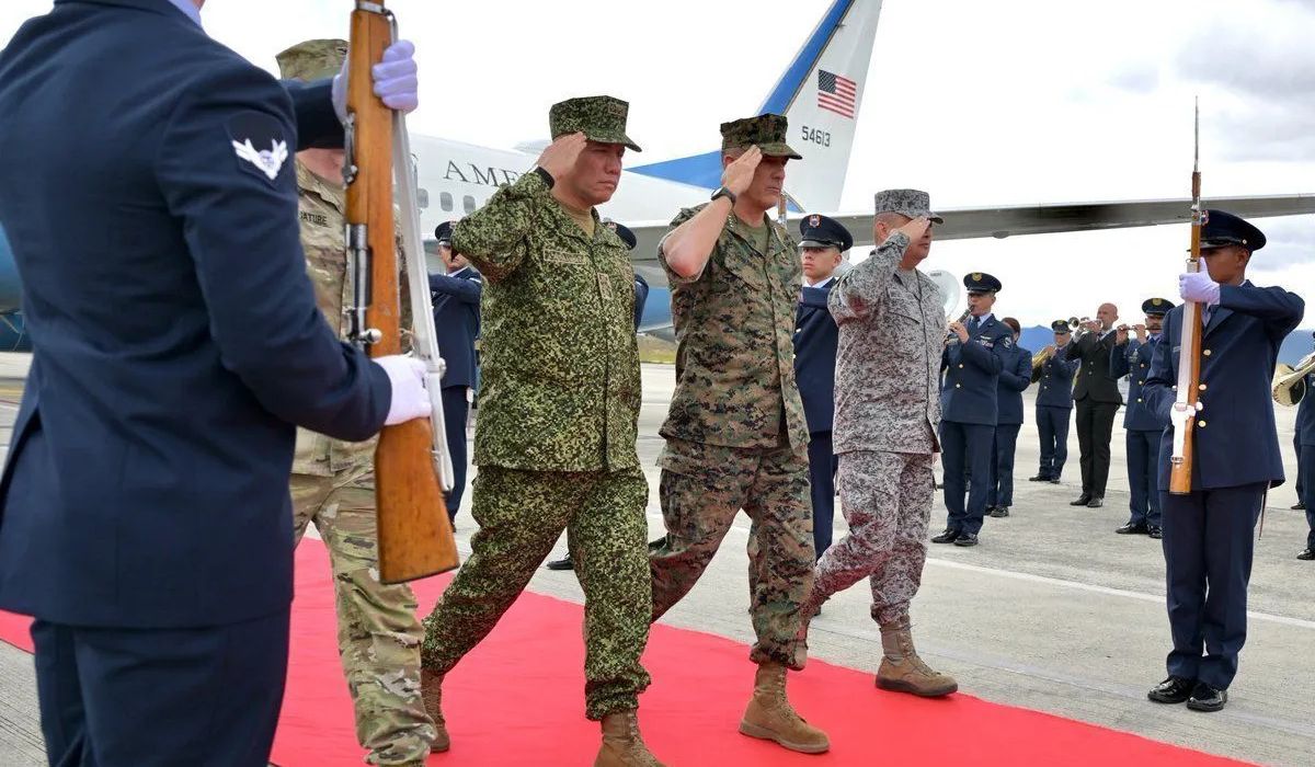 General dos EUA desembarca na Colômbia, reúne nova cúpula militar e amplia ofensiva contra cartéis com operações conjuntas e drones MQ-9 Reaper