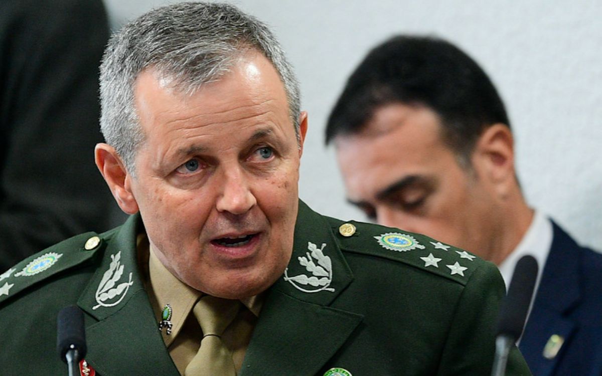 Generais, almirantes e brigadeiros emplacaram uma norma para receber acima do teto constitucional, acumulando valores líquidos que somam mais de 50 mil reais mensais