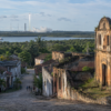 Uma cidade maranhense fundada em 1648, com ruínas coloniais e acesso só de barco, guarda a base de onde o Brasil lança foguetes gastando 30% menos combustível que qualquer concorrente por estar a 2 graus da linha do Equador