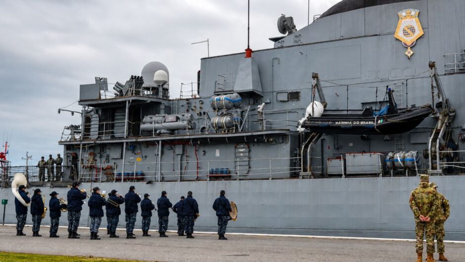 Banda militar argentina se despede da Fragata União (F45) da Marinha do Brasil antes da saída de Mar del Plata