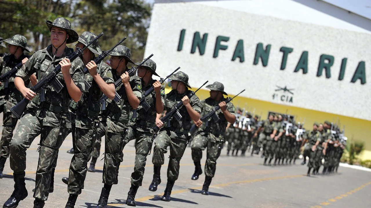 Um plano de 24 folhas assinado pelo Estado-Maior do Exército lista trinta bases de dados que a Força vai tornar públicas ainda em 2026, e dezesseis delas tratam de armas de fogo registradas no Brasil, num sistema que o Exército nem administra mais