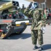 Exército apresenta robô da China fardado no Dia do Soldado enquanto avança na robótica militar para desarmar bombas e levar armas ao campo de batalha