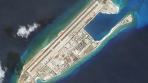 Um satélite comercial passou sobre o Mar do Sul da China em 11 de agosto e fotografou uma ilha que não existia, com quase 6 quilômetros de ponta a ponta e o traçado de uma pista já marcado na areia.