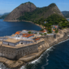 Erguida em 1555 para deter uma invasão francesa na Baía de Guanabara, a maior fortaleza do Brasil colonial ainda pertence ao Exército, guarda 45 canhões e recebe visitantes de terça a domingo