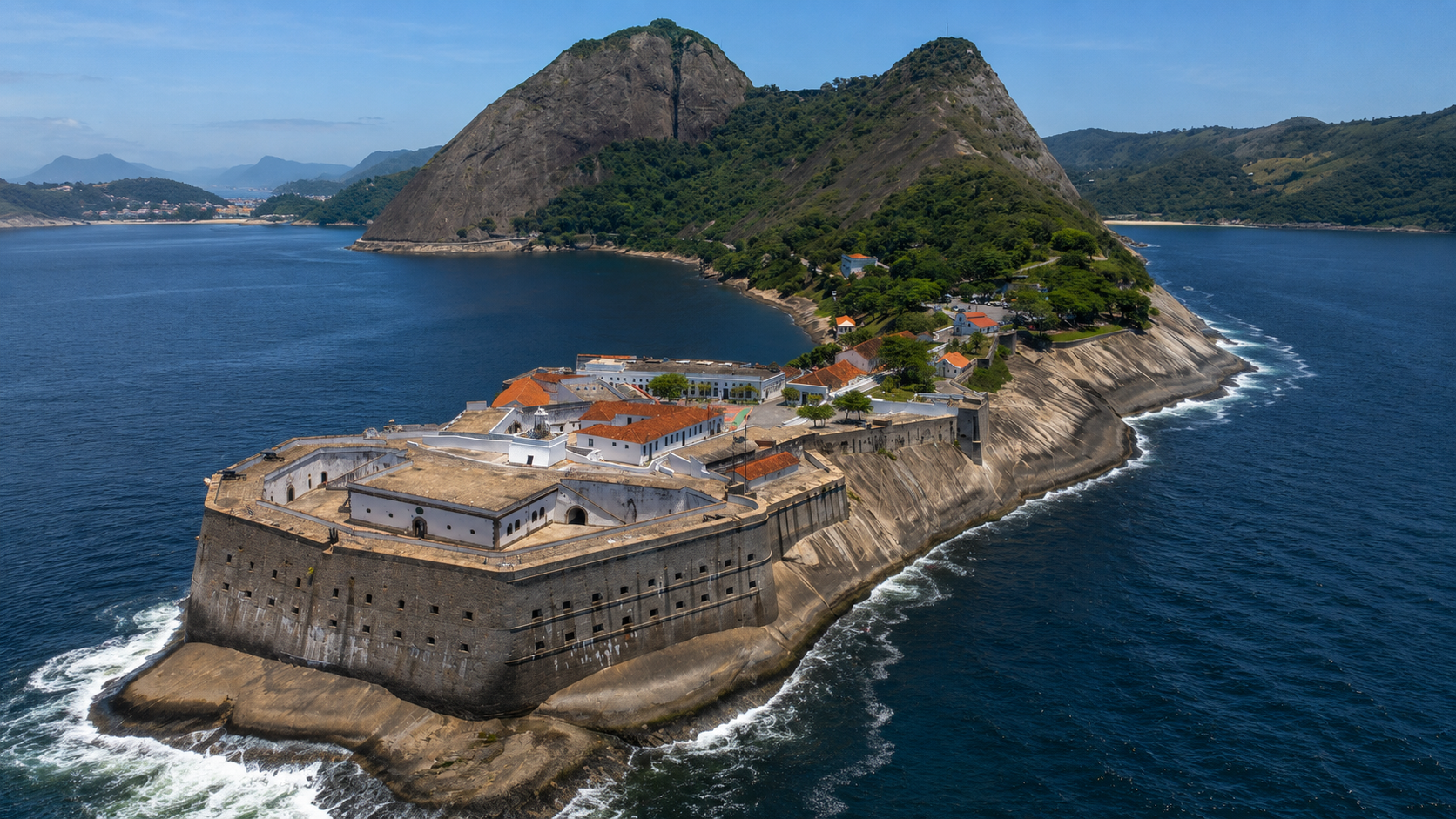 Erguida em 1555 para deter uma invasão francesa na Baía de Guanabara, a maior fortaleza do Brasil colonial ainda pertence ao Exército, guarda 45 canhões e recebe visitantes de terça a domingo