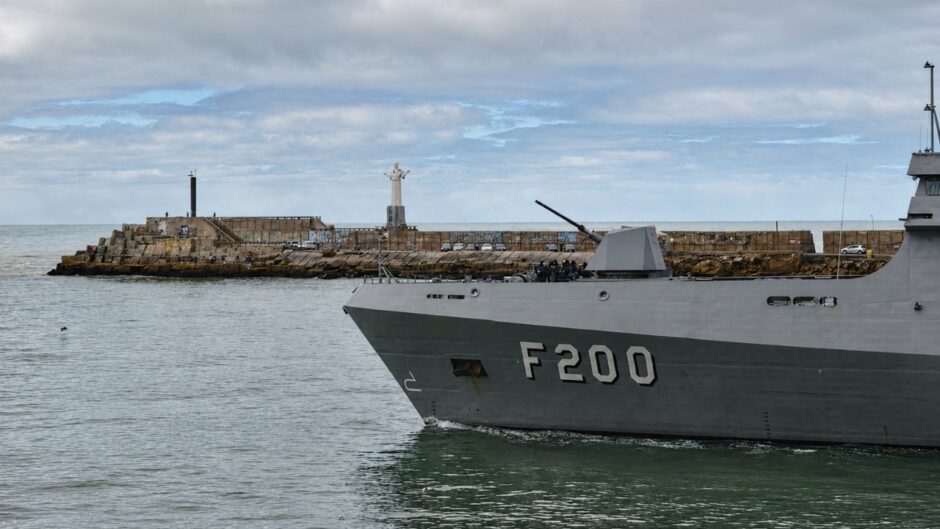 Proa da Fragata Tamandaré (F200) durante a saída de Mar del Plata às 11h57 de 24 de agosto de 2026, após o Exercício Combinado Fraterno XXXIX.