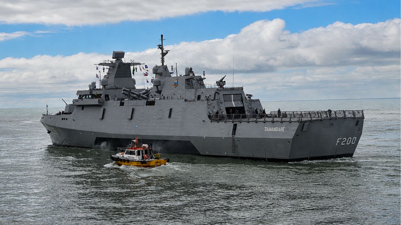 Quatro navios da Marinha deixam a Argentina: imagens exclusivas da RSM mostram fragata Tamandaré e submarino Humaitá saindo de Mar del Plata