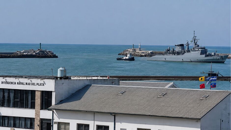 Fragata União F45 da Marinha do Brasil entra no porto de Mar del Plata durante o exercício Fraterno XXXIX