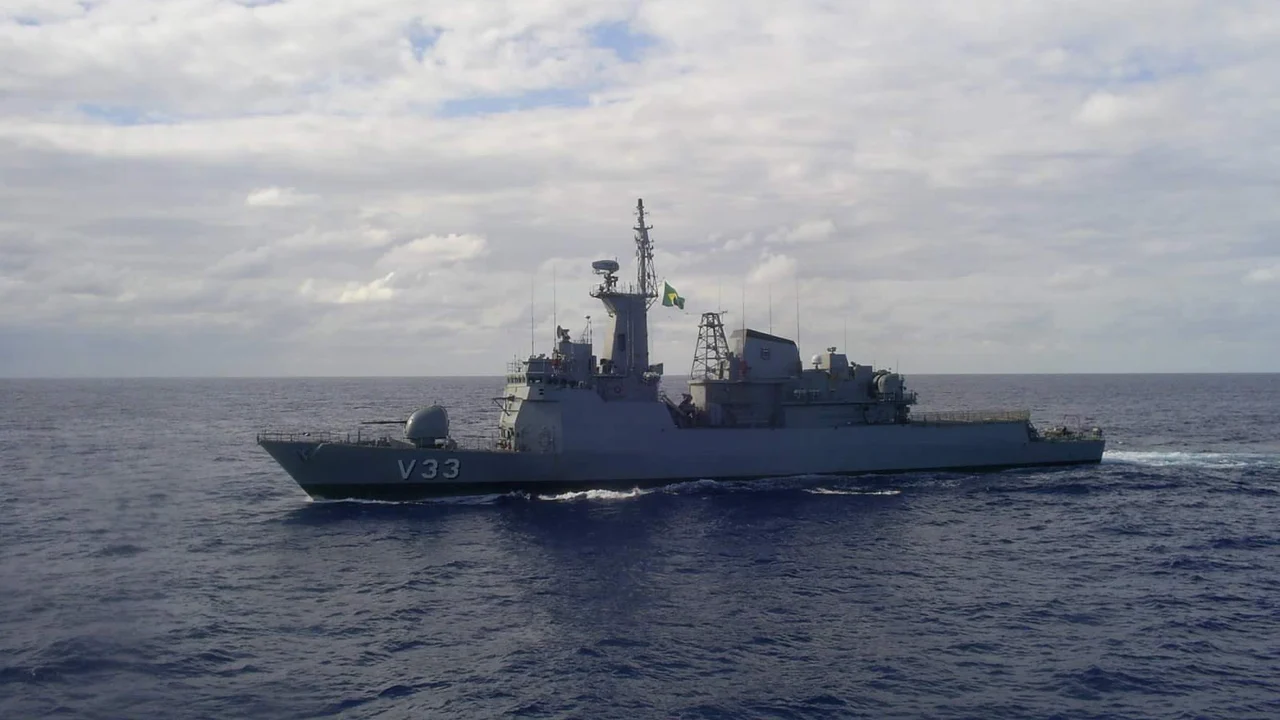 Ele era chefe do Departamento de Máquinas de uma corveta atracada na Base Naval do Rio e tirou 118.500 litros de diesel do navio em dois dias de 2012; doze anos depois veio a condenação, e o STM ainda decidiu tirar a patente dele