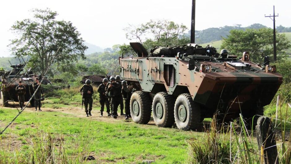 Blindado VBTP-MR Guarani 6x6 do Exército Brasileiro acompanhado por militares durante exercício