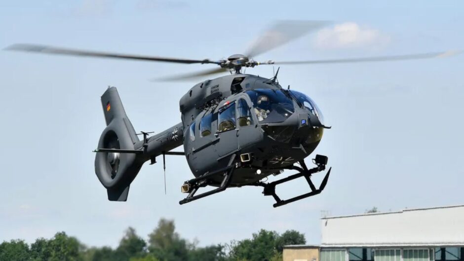 Helicóptero militar H145M em voo durante operação