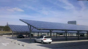 O Hospital das Forças Armadas cobriu o estacionamento com 9.176 placas solares, montou 5 megawatts sobre mais de 1.500 vagas por R$ 20,7 milhões e passou a economizar cerca de R$ 335 mil por mês, com a conta se pagando em cinco anos e meio