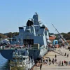 A maior fragata já construída para a Marinha da Polônia desloca 7.000 toneladas e navega 8.000 milhas náuticas, contra 3.500 e 5.500 da brasileira