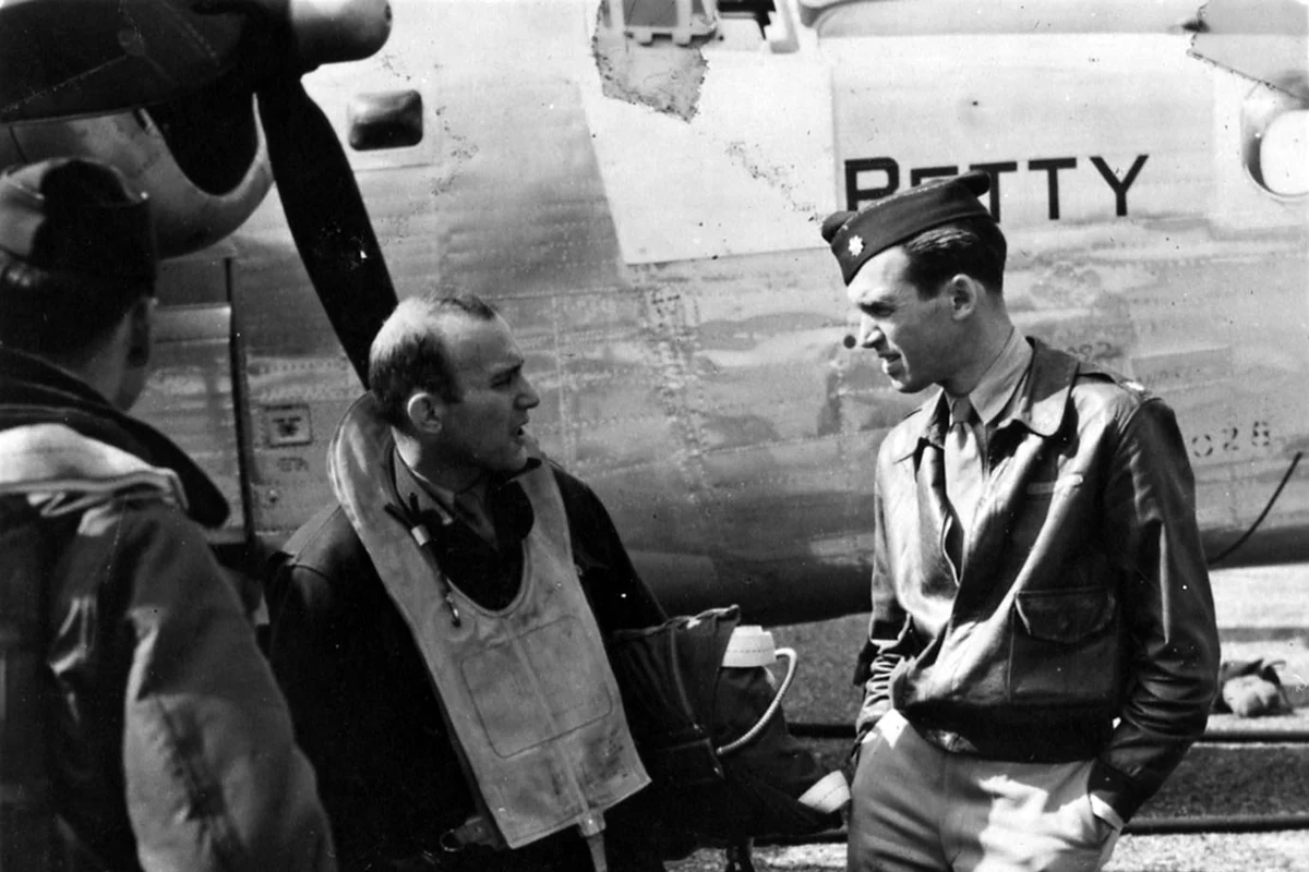 James Stewart ganhou o Oscar de melhor ator em fevereiro de 1941 e no mês seguinte entrou no Exército como soldado raso ganhando 21 dólares por mês, e em quatro anos virou coronel comandando bombardeiros B-24 sobre a Alemanha