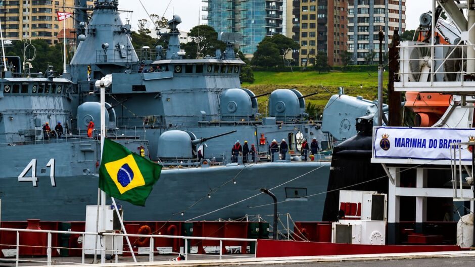 Bandeira do Brasil no NHo Guillobel diante do ARA Argentina durante o Fraterno XXXIX em Mar del Plata
