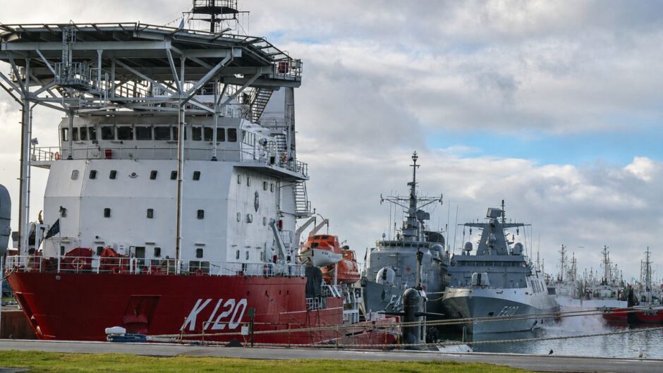 Fragata Tamandaré (F200) soltando fumaça durante o início das manobras para deixar o porto de Mar del Plata, às 9h de 24 de agosto de 2026, junto ao submarino Humaitá, à fragata União e ao navio Guillobel.