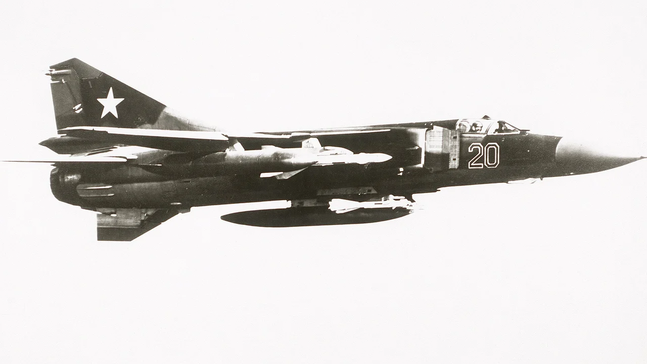 Um MiG-23 soviético voou 900 quilômetros sozinho depois que o piloto se ejetou na Polônia, cruzou quatro países escoltado por caças da OTAN e caiu numa casa na Bélgica matando um rapaz de 18 anos