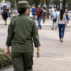 Ela circulou pelo centro de Santa Maria fardada com o uniforme do Exército sem nunca ter servido, a defesa alegou que ninguém saiu prejudicado, e a Justiça Militar condenou assim mesmo: o artigo 172 do CPM pune com até seis meses quem veste o que não é seu